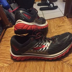 Brooks size 8 red and black